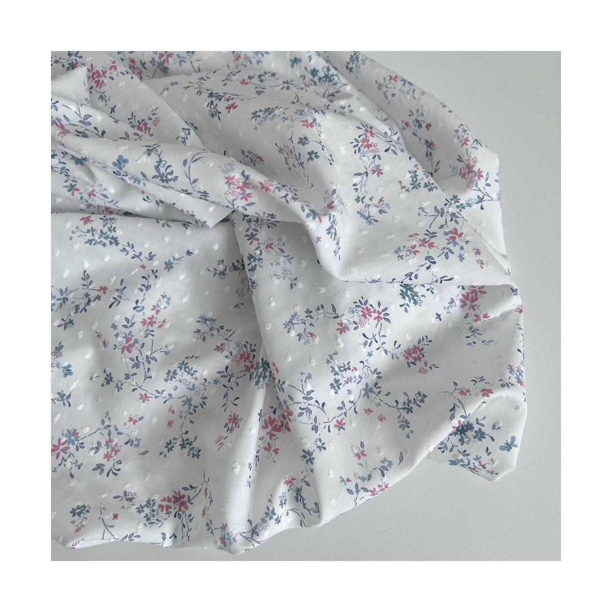 Coline - Plumetis de coton parme imprimé fleuri bleu et rose Qualité Oeko-tex - 1