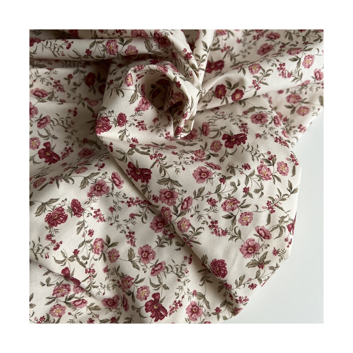 Romy - Popeline douce coton organique fond ivoire imprimé fleuri Tissus issus de l'agriculture biologique  - 1