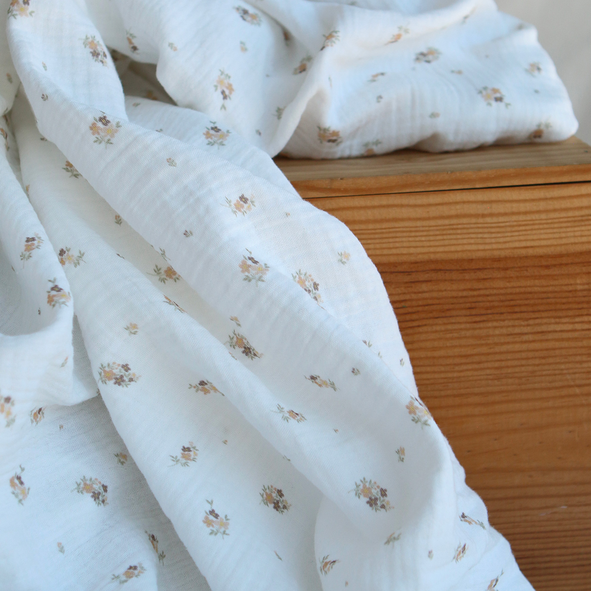 Laure - Double gaze coton BIO Exclusif blanc motif fleuri nature