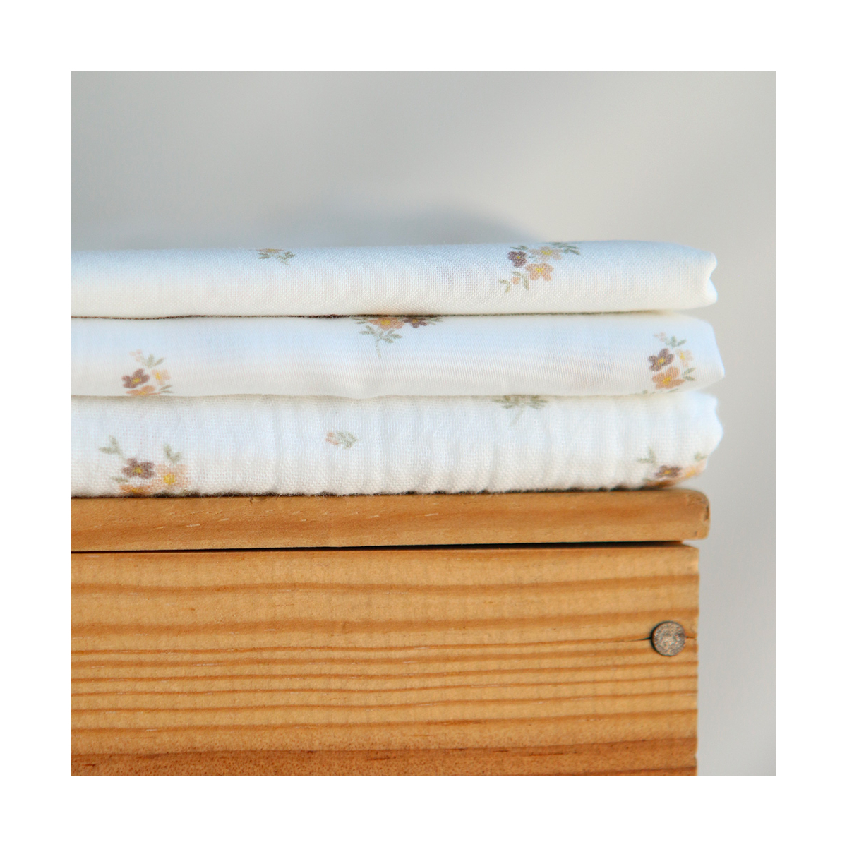 Laure - Double gaze coton BIO Exclusif blanc motif fleuri nature