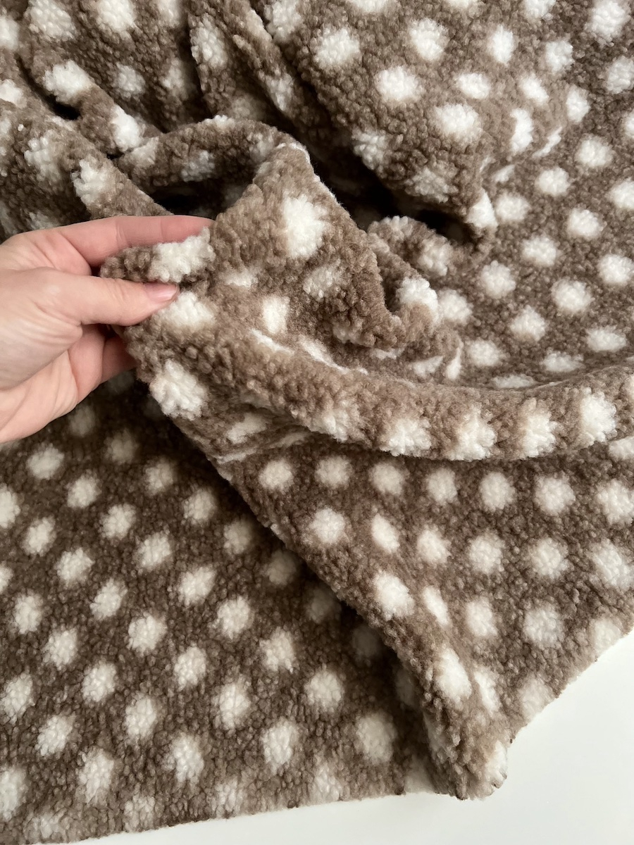 Teddy Sherpa bouclé fond taupe clair motif pois écru Mailles - 4