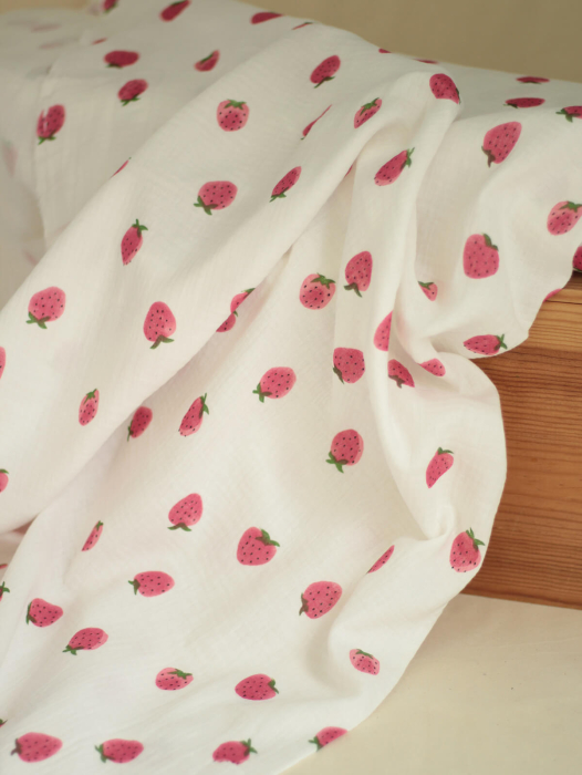 Dora - Double gaze de coton blanc motif fraises rosées