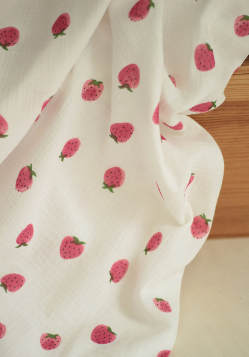 Dora - Double gaze de coton blanc motif fraises rosées