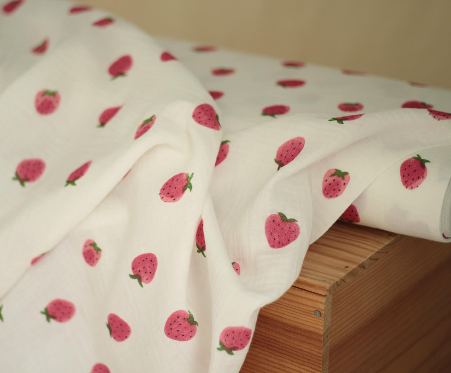 Dora - Double gaze de coton blanc motif fraises rosées