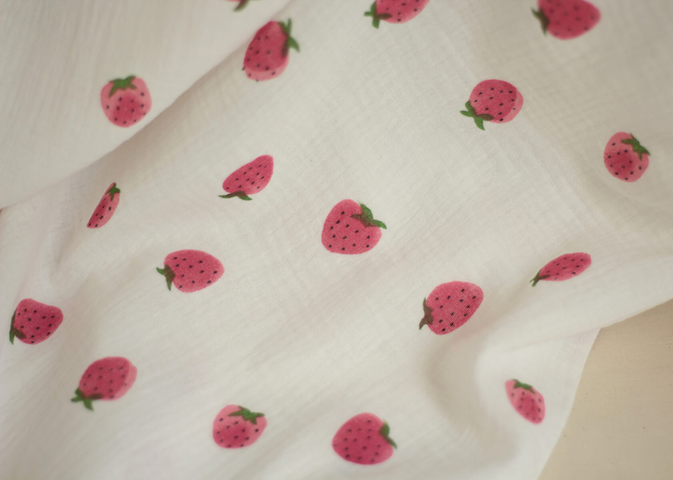 Dora - Double gaze de coton blanc motif fraises rosées