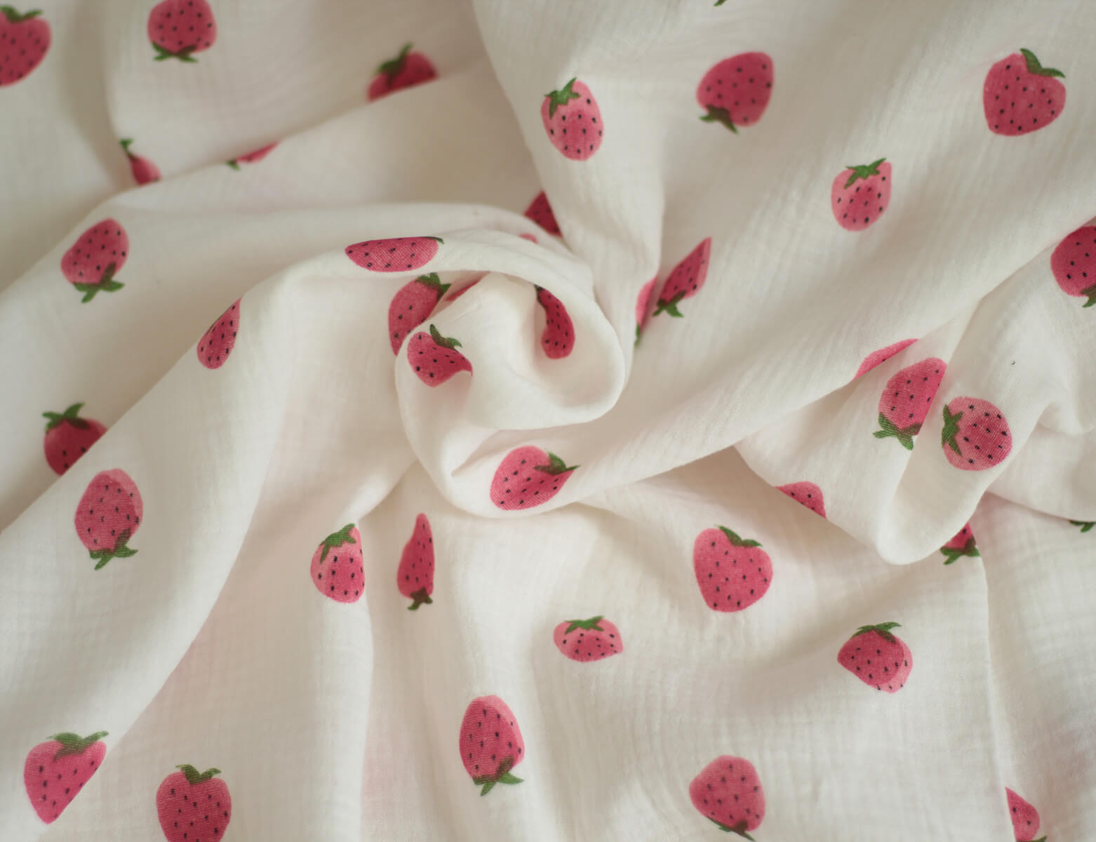 Dora - Double gaze de coton blanc motif fraises rosées