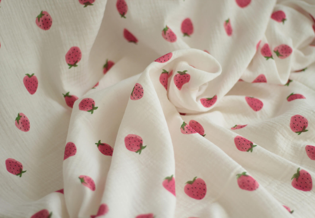 Dora - Double gaze de coton blanc motif fraises rosées