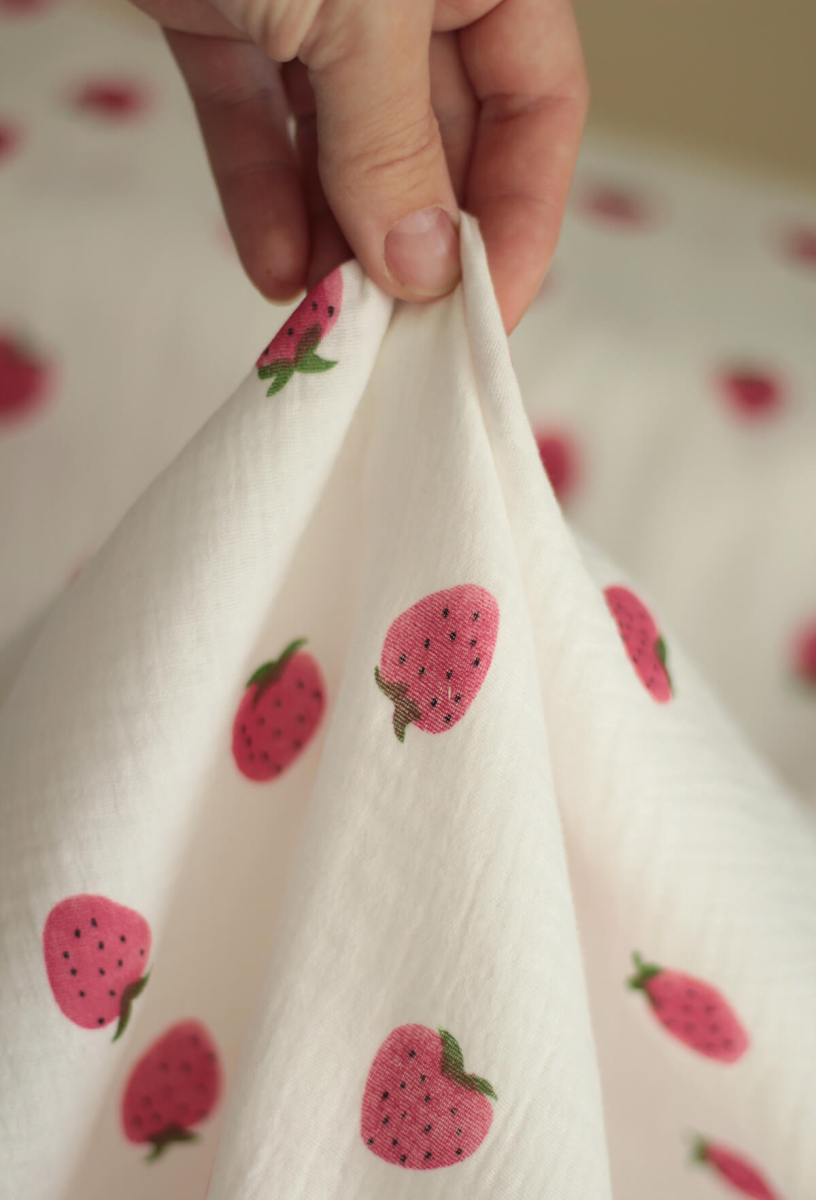 Dora - Double gaze de coton blanc motif fraises rosées