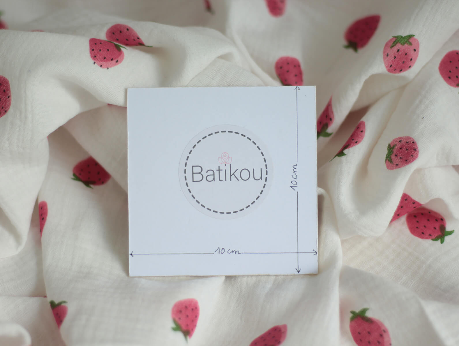 Dora - Double gaze de coton blanc motif fraises rosées