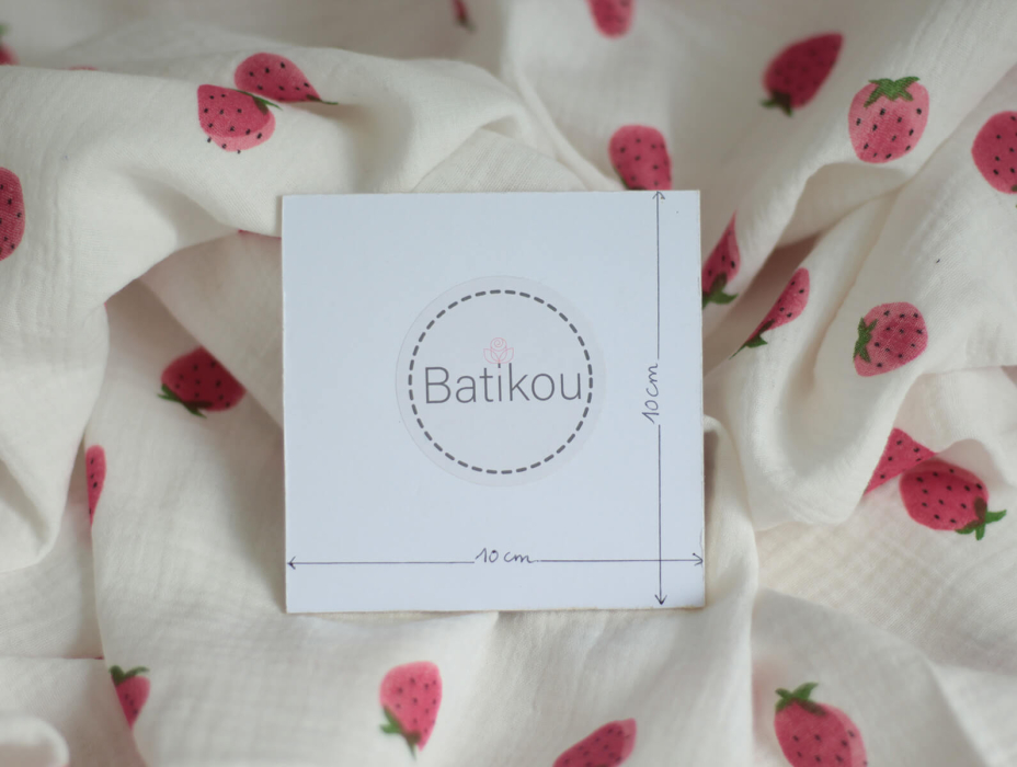 Dora - Double gaze de coton blanc motif fraises rosées