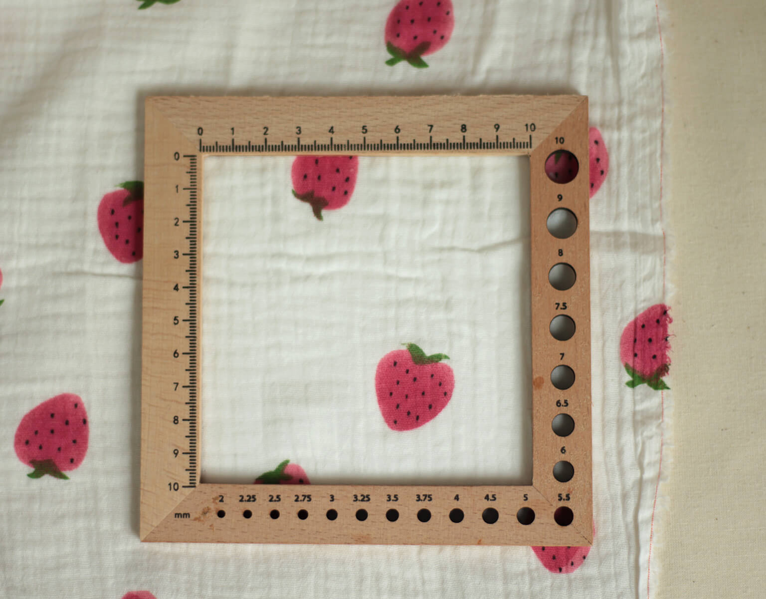 Dora - Double gaze de coton blanc motif fraises rosées