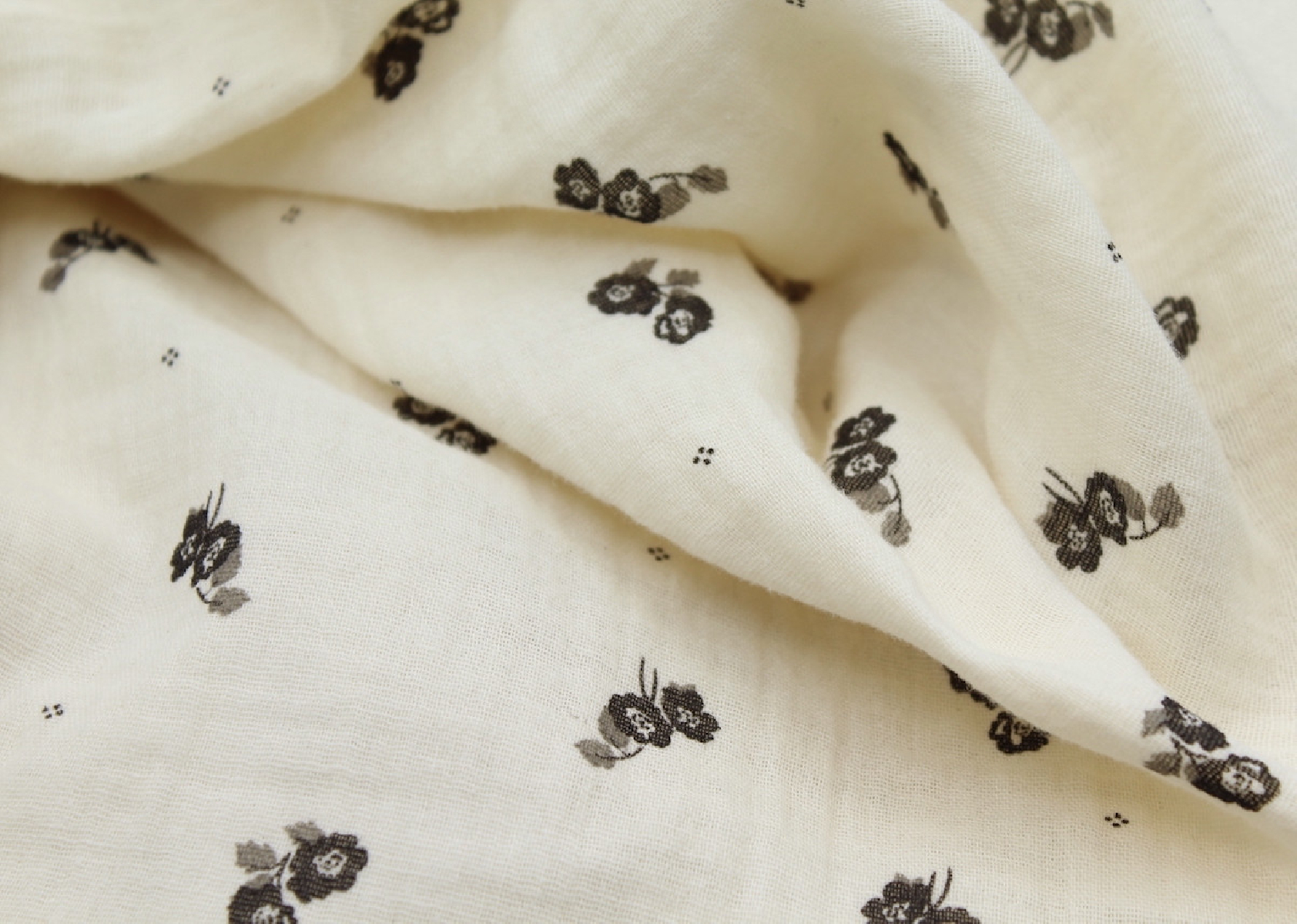 Hana - Double gaze de coton BIO écru motif exclusif Ebène