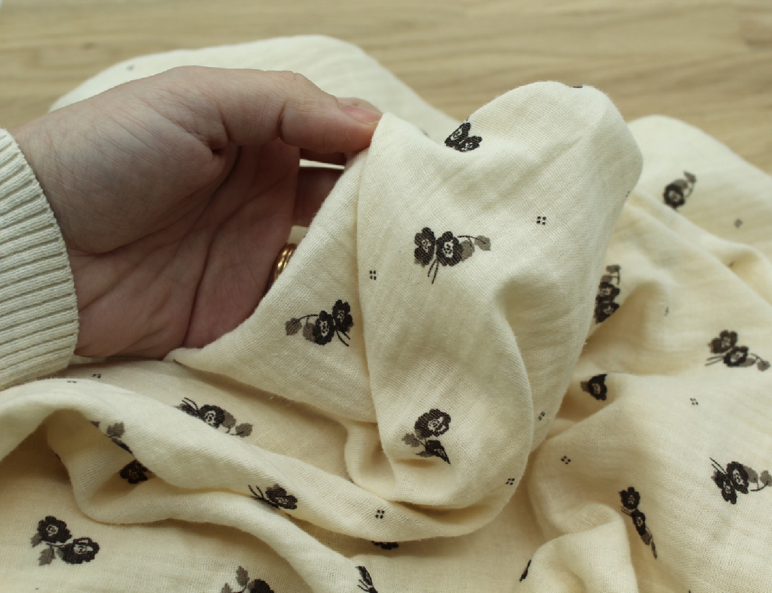 Hana - Double gaze de coton BIO écru motif exclusif Ebène