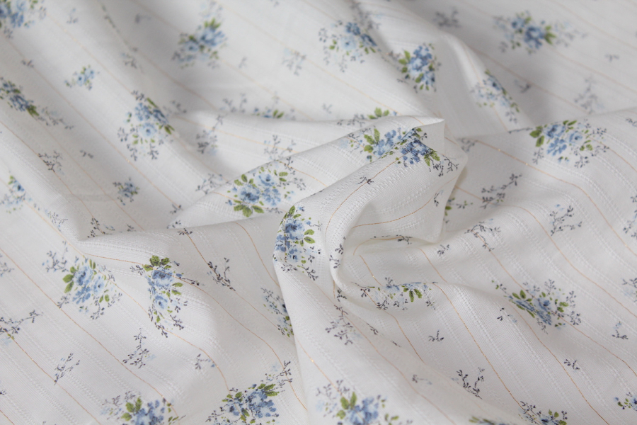 Romance - Tissu coton texturé / jacquard fleuri bleu et lurex 2