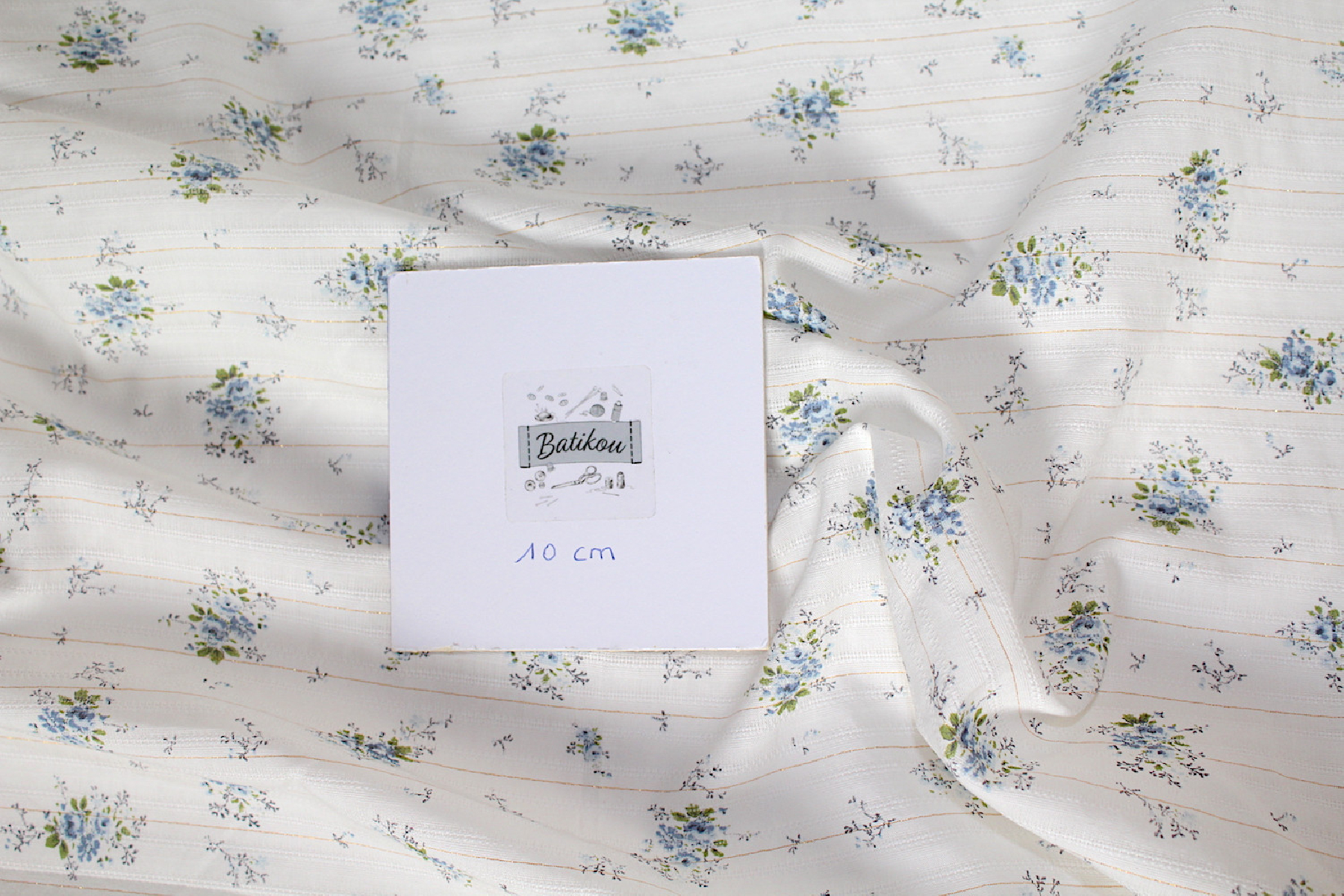 Romance - Tissu coton texturé / jacquard fleuri bleu et lurex