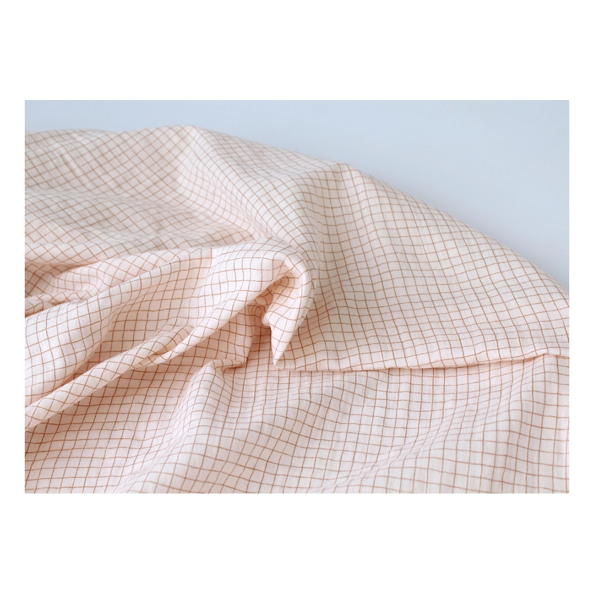 Double gaze de coton rose poudré à petits carreaux