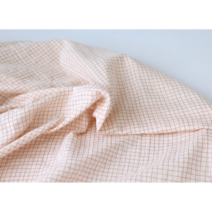 Double gaze de coton rose poudré à petits carreaux