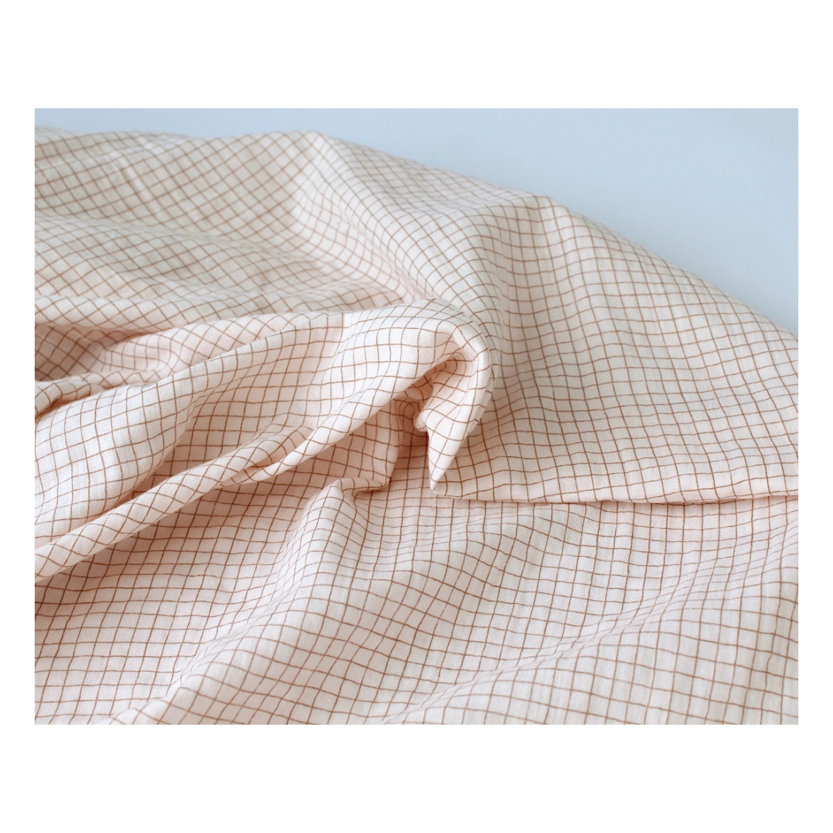 Double gaze de coton rose poudré à petits carreaux