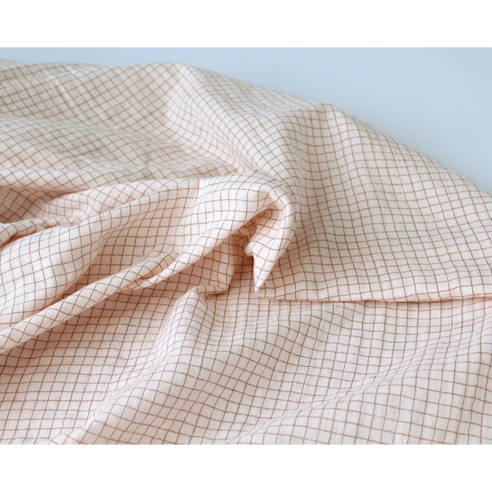 Double gaze de coton rose poudré à petits carreaux