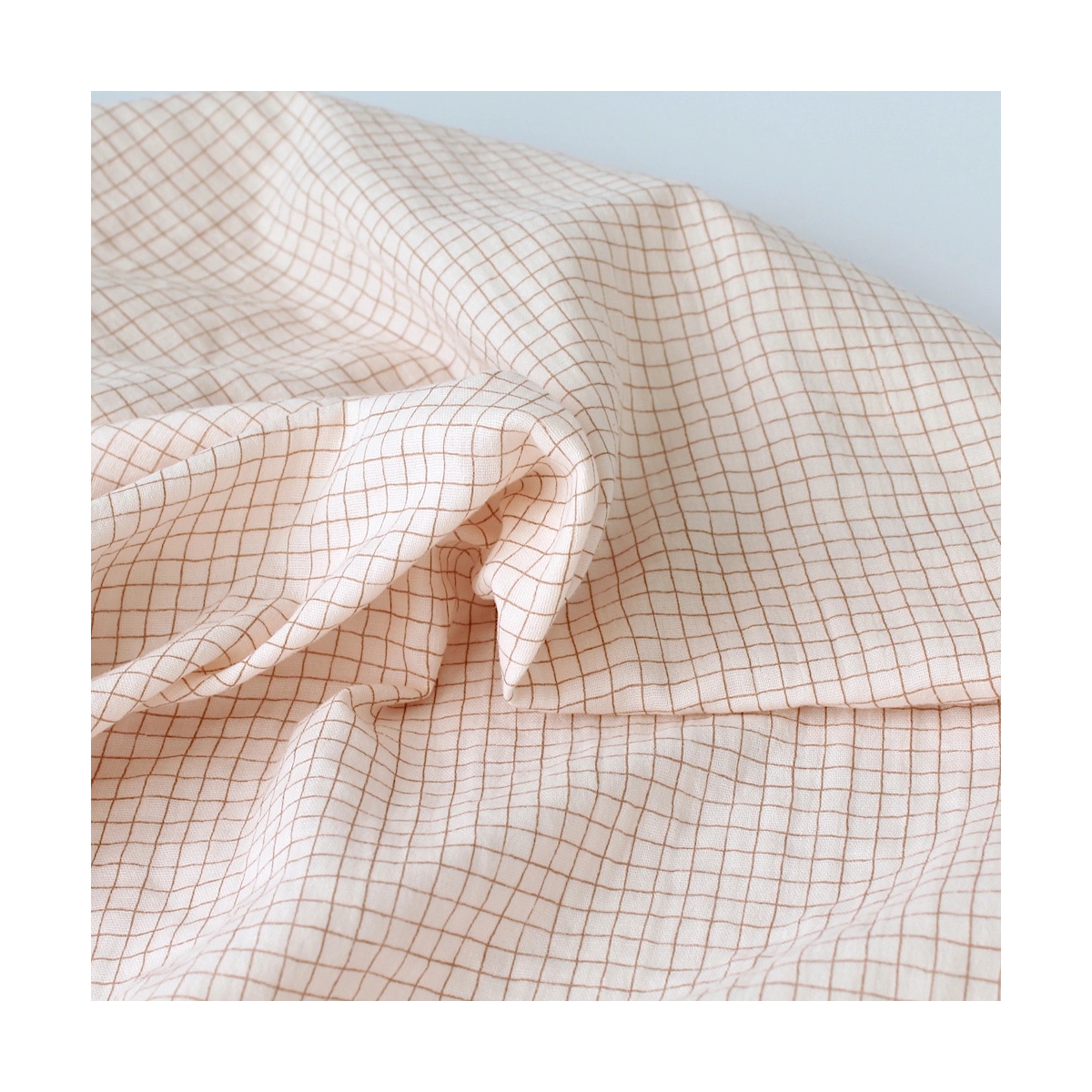 Double gaze de coton rose poudré à petits carreaux