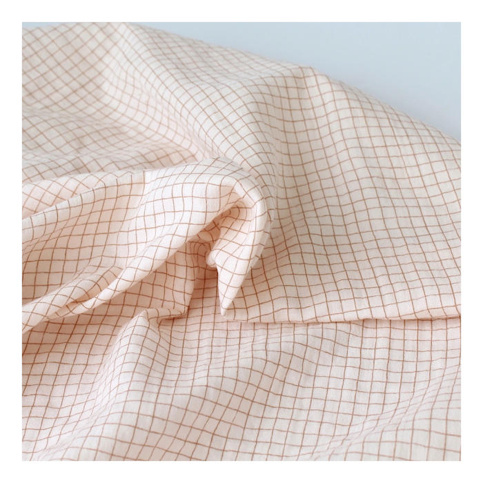 Double gaze de coton rose poudré à petits carreaux