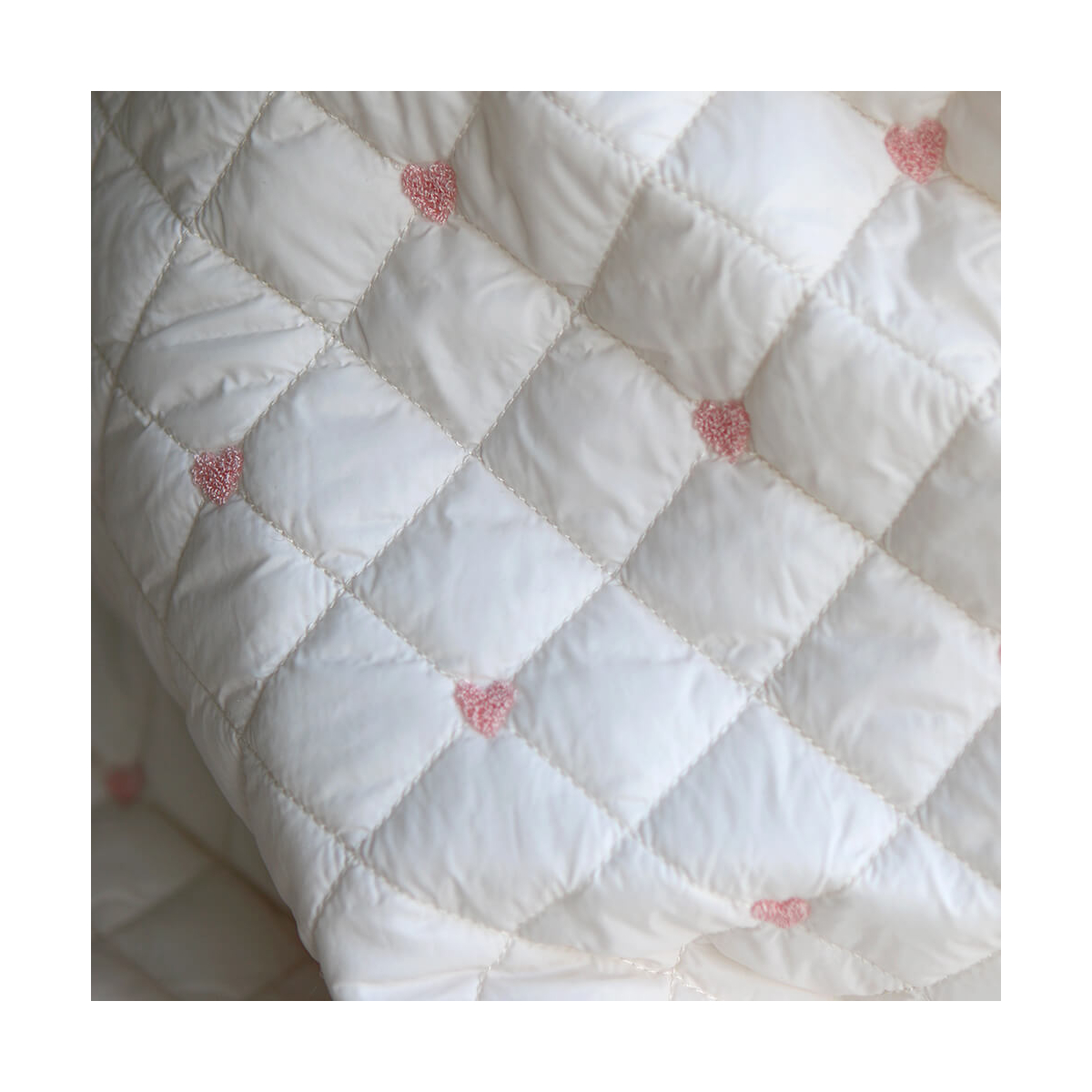 Cora - Matelassé doux et souple coeurs brodés rose