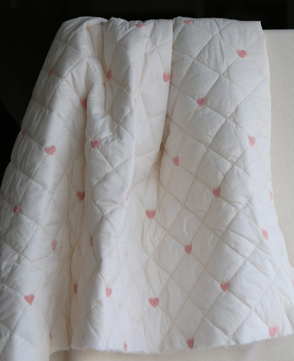 Cora - Matelassé doux et souple coeurs brodés rose