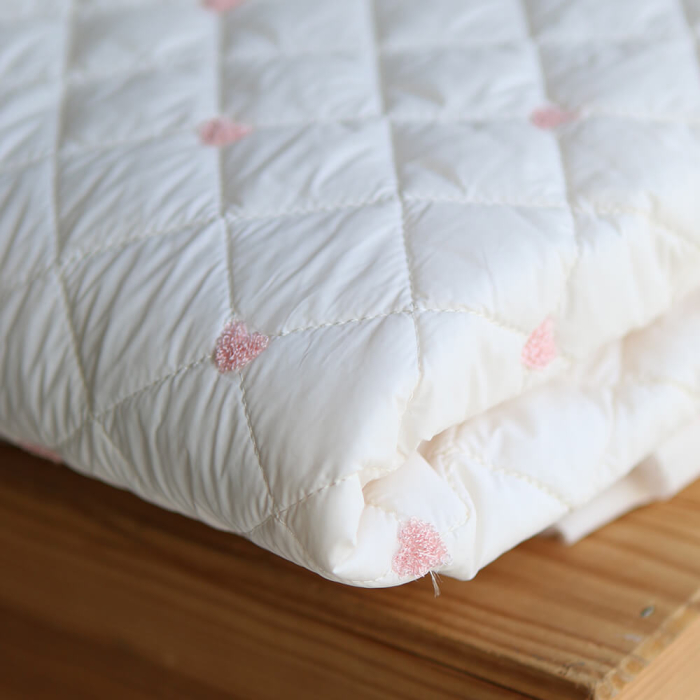 Cora - Matelassé doux et souple coeurs brodés rose