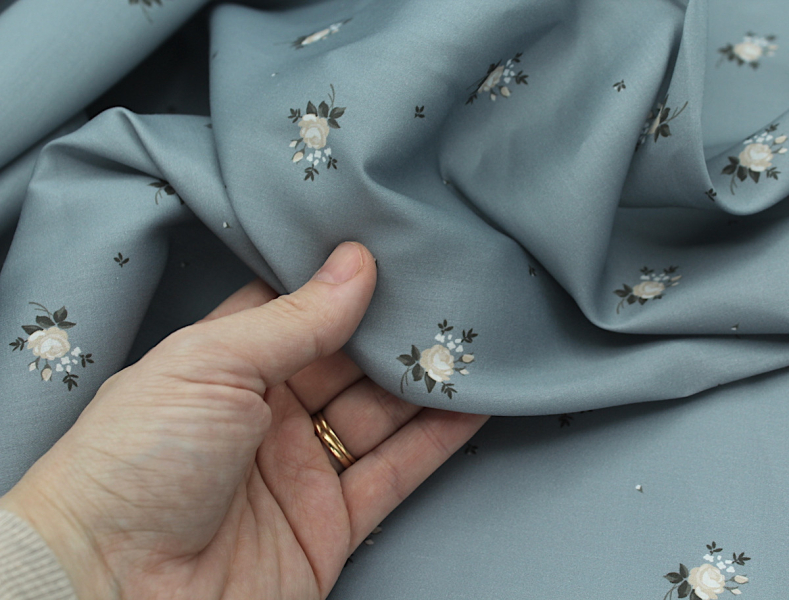 Coton satiné motif Lily exclusif Batikou fond bleu grisé 2