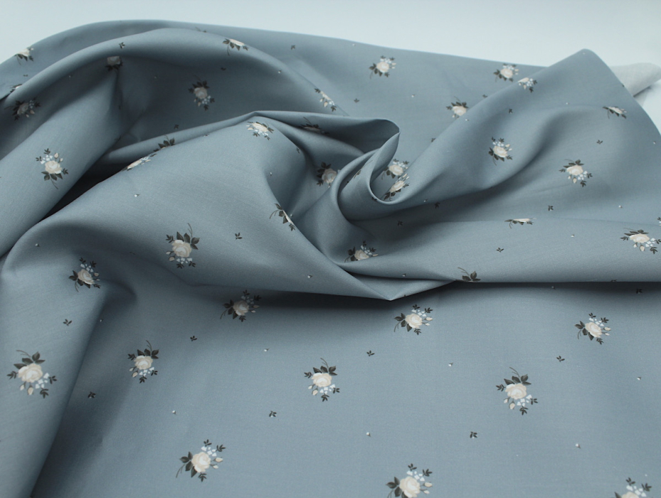 Coton satiné motif Lily exclusif Batikou fond bleu grisé