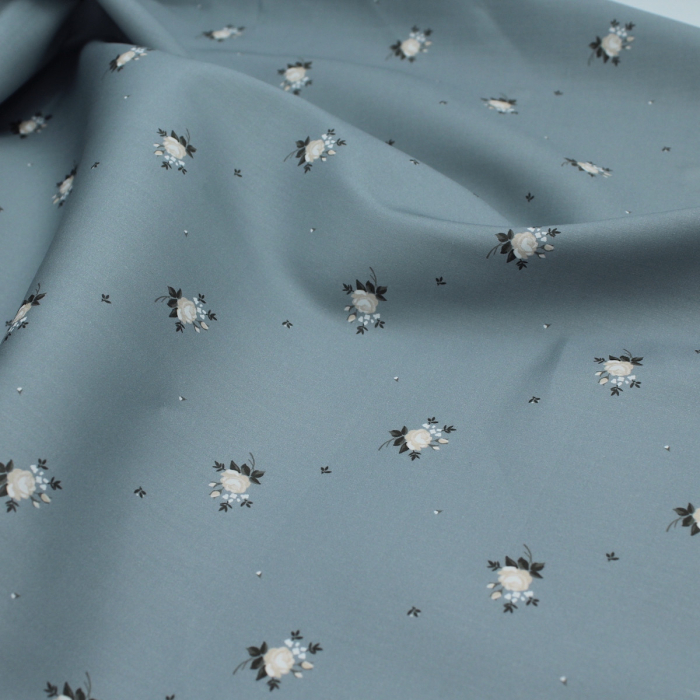 Coton satiné motif Lily exclusif Batikou fond bleu grisé