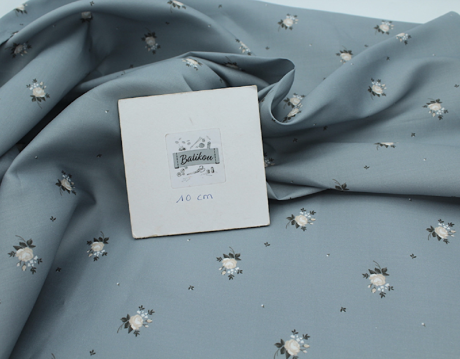 Coton satiné motif Lily exclusif Batikou fond bleu grisé