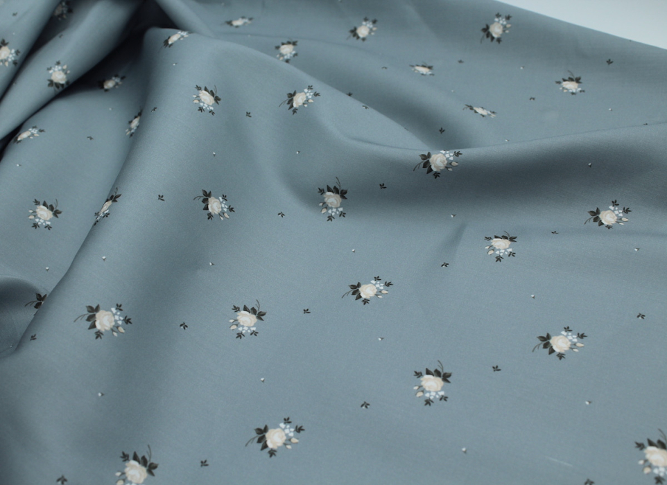 Coton satiné motif Lily exclusif Batikou fond bleu grisé