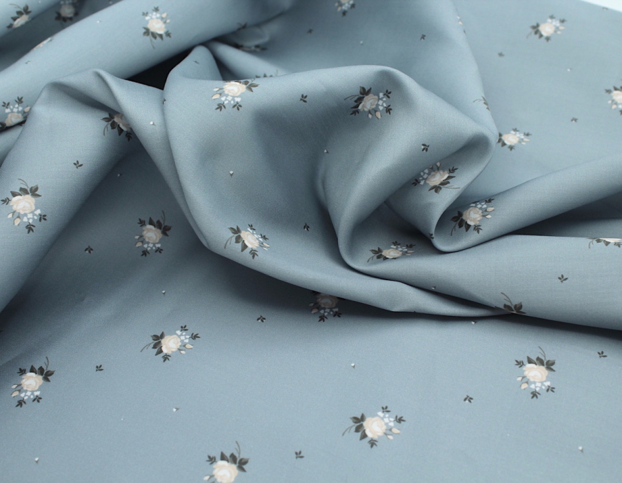 Coton satiné motif Lily exclusif Batikou fond bleu grisé