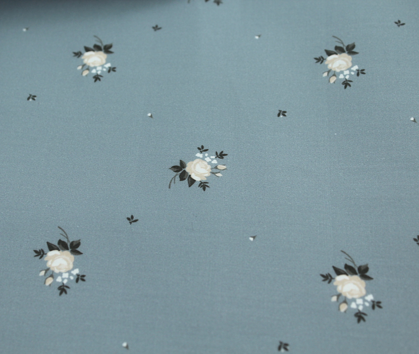 Coton satiné motif Lily exclusif Batikou fond bleu grisé