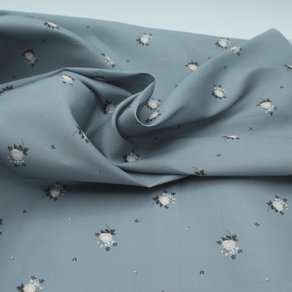 Coton satiné motif Lily exclusif Batikou fond bleu grisé