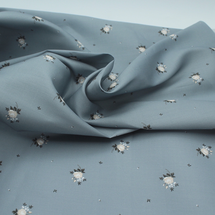 Coton satiné motif Lily exclusif Batikou fond bleu grisé