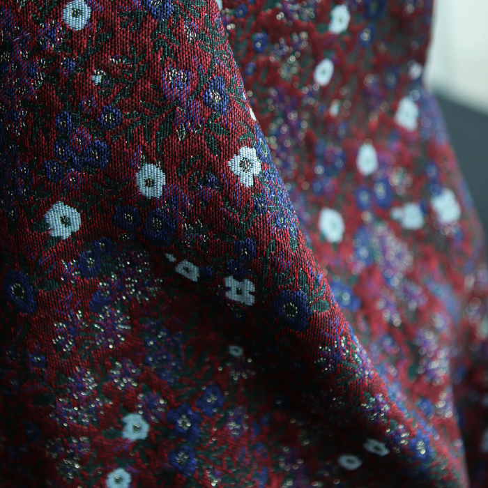 Azalée - Tissu jacquard fond rouge / fleuri bleu et doré made in France