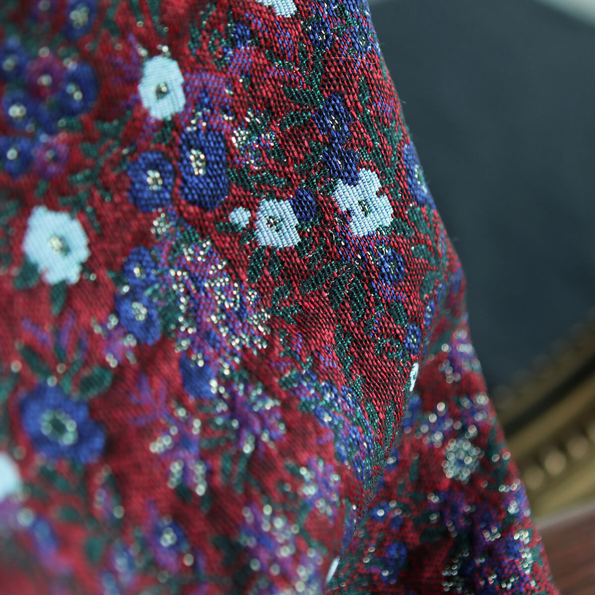 Azalée - Tissu jacquard fond rouge / fleuri bleu et doré made in France