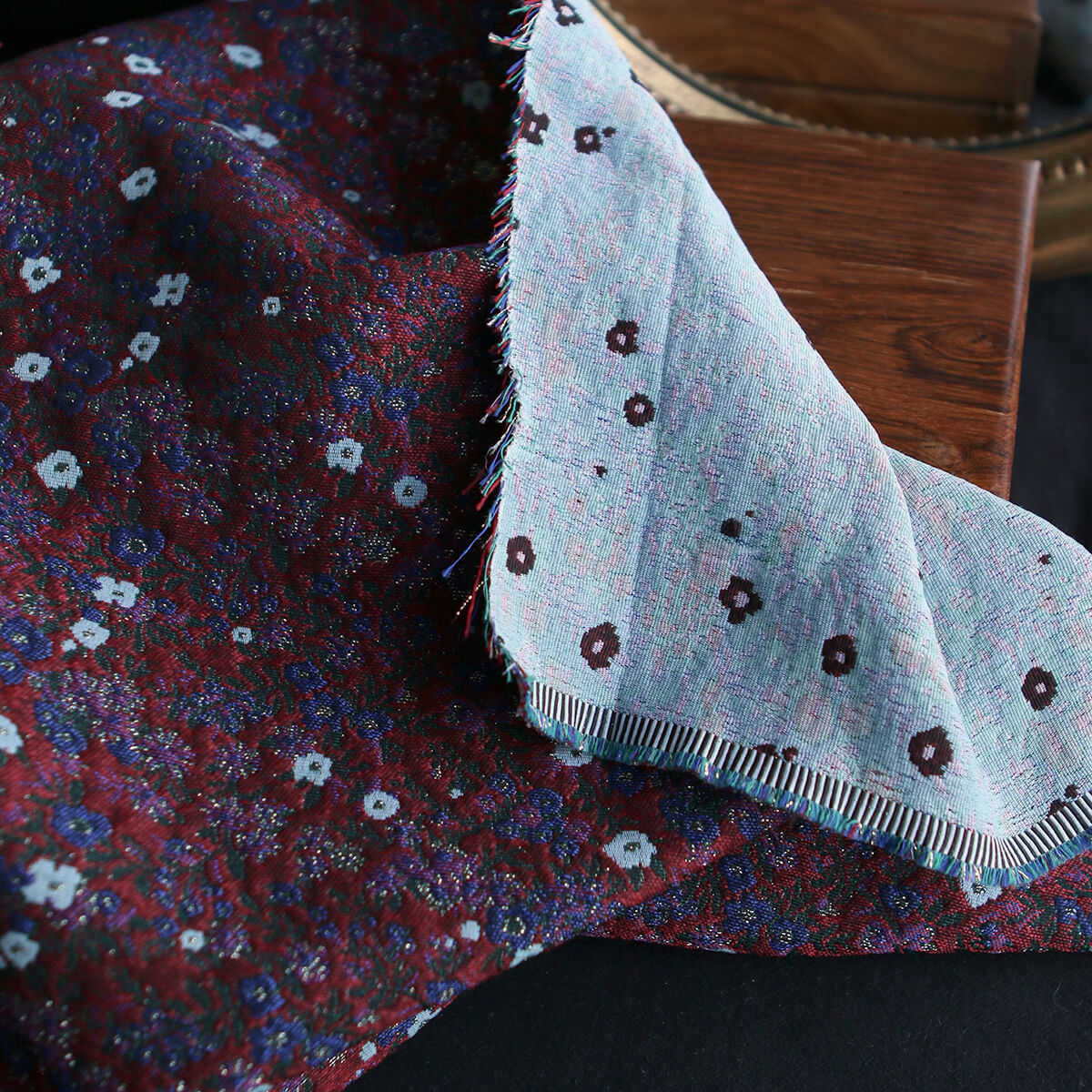 Azalée - Tissu jacquard fond rouge / fleuri bleu et doré made in France