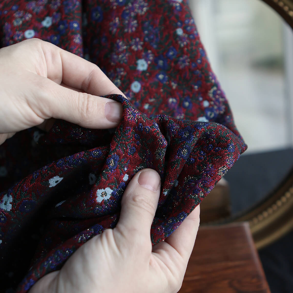 Azalée - Tissu jacquard fond rouge / fleuri bleu et doré made in France