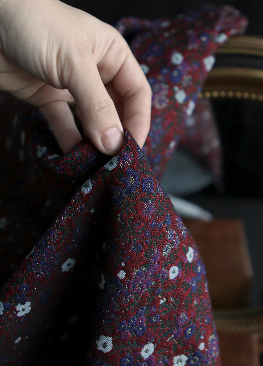 Azalée - Tissu jacquard fond rouge / fleuri bleu et doré made in France