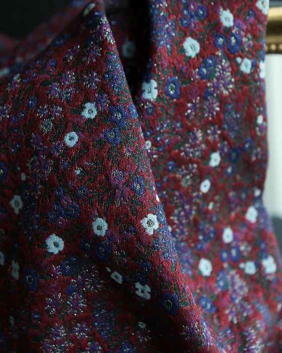 Azalée - Tissu jacquard fond rouge / fleuri bleu et doré made in France
