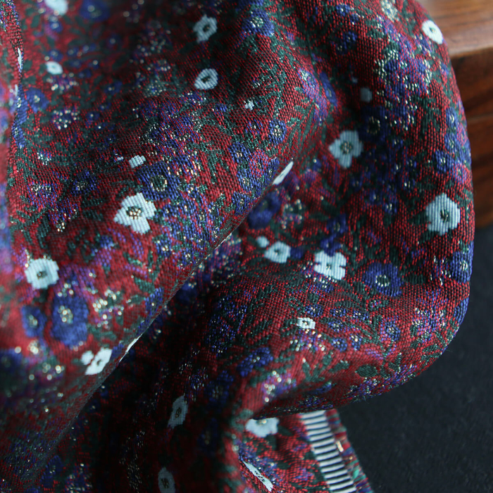 Azalée - Tissu jacquard fond rouge / fleuri bleu et doré made in France