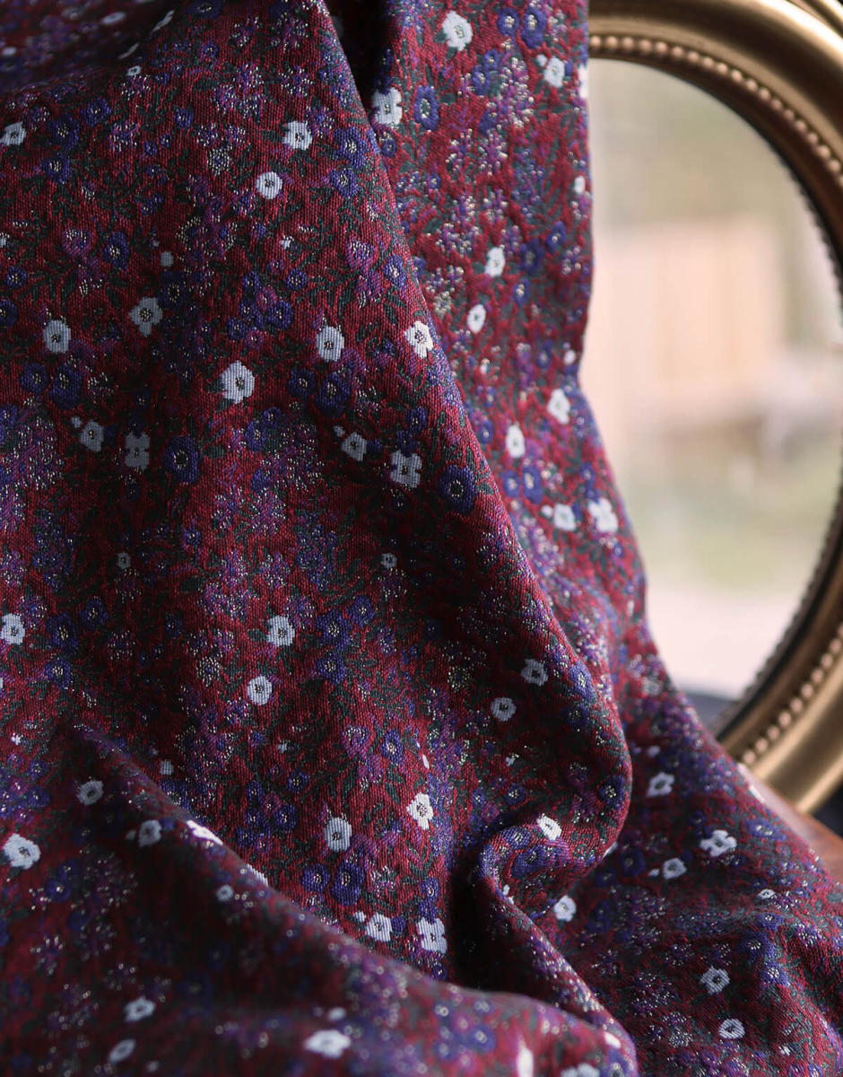 Azalée - Tissu jacquard fond rouge / fleuri bleu et doré made in France