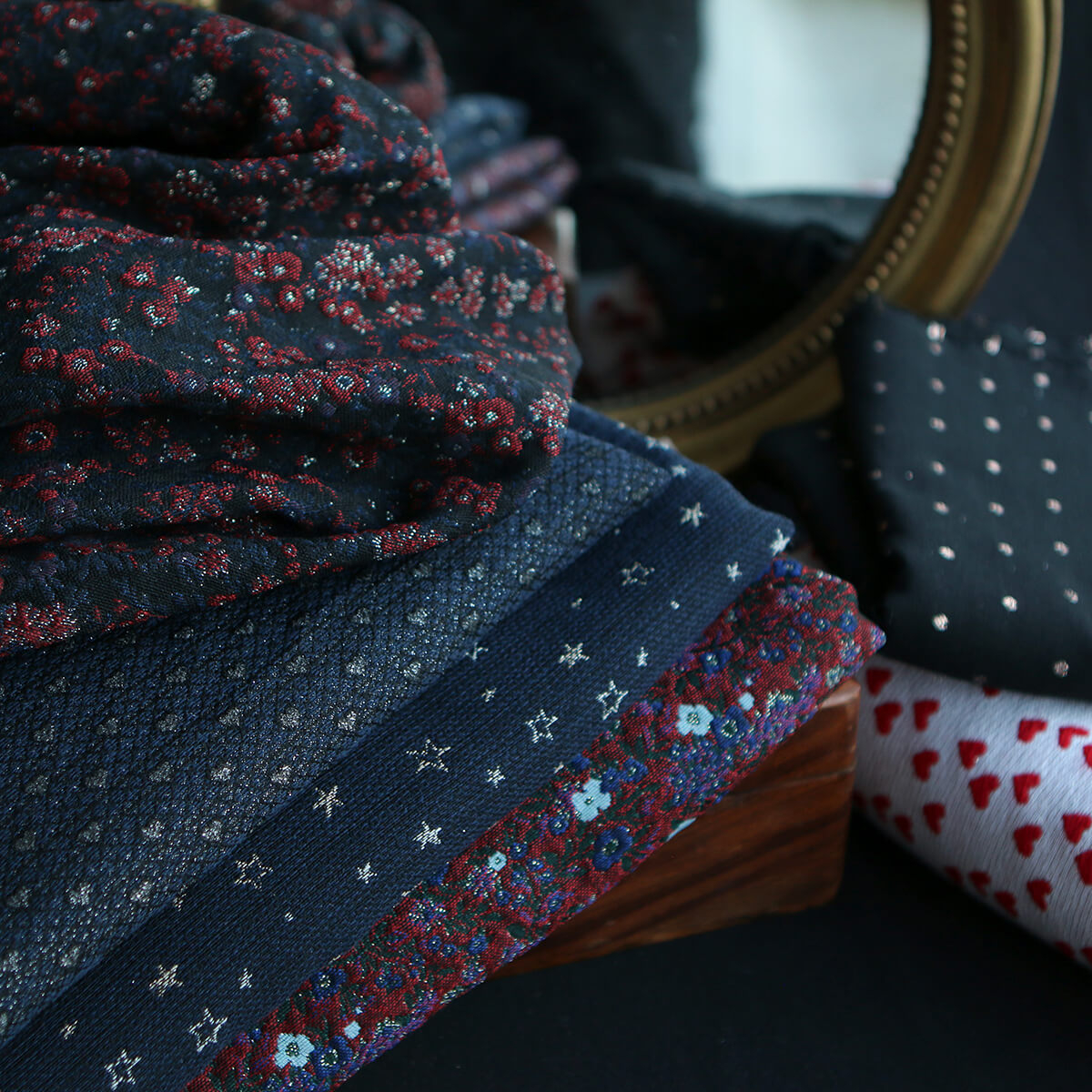 Azalée - Tissu jacquard fond rouge / fleuri bleu et doré made in France