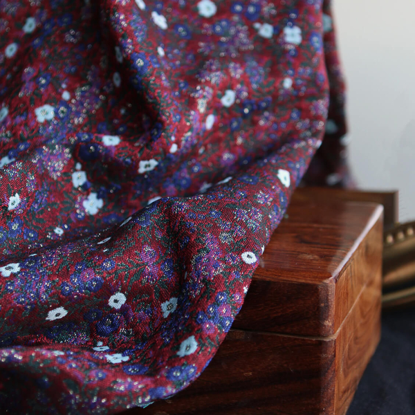 Azalée - Tissu jacquard fond rouge / fleuri bleu et doré made in France