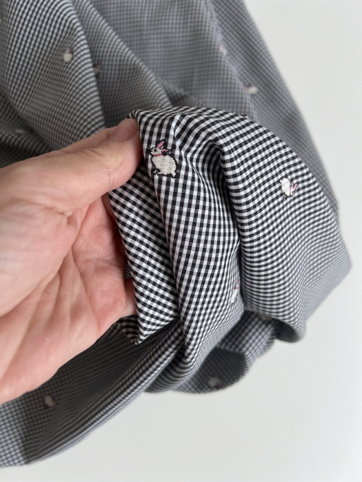 Tissu vichy coton noir et blanc 2mm broderie petits lapins Batikou - 2