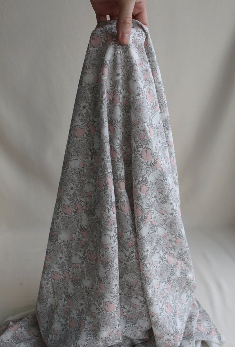 Tissu exclusif Coton lawn motif Lina gris