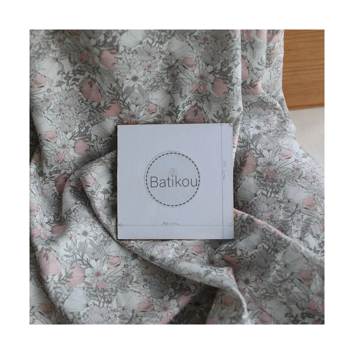 Tissu exclusif Coton lawn motif Lina gris